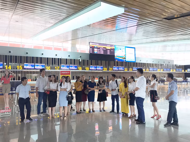 参加培训班的学员们访问、考察云屯国际航空港。
