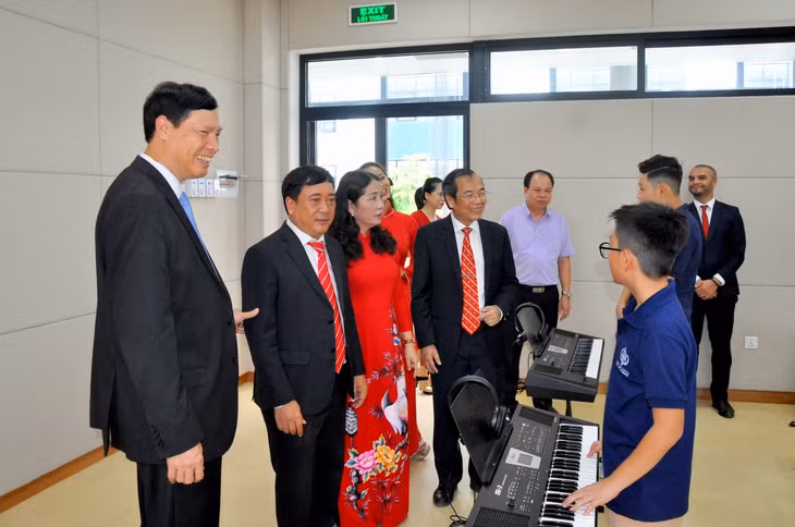 我省领导参观UK Academy英国学院双语国际中小学学校的教学基础设施。