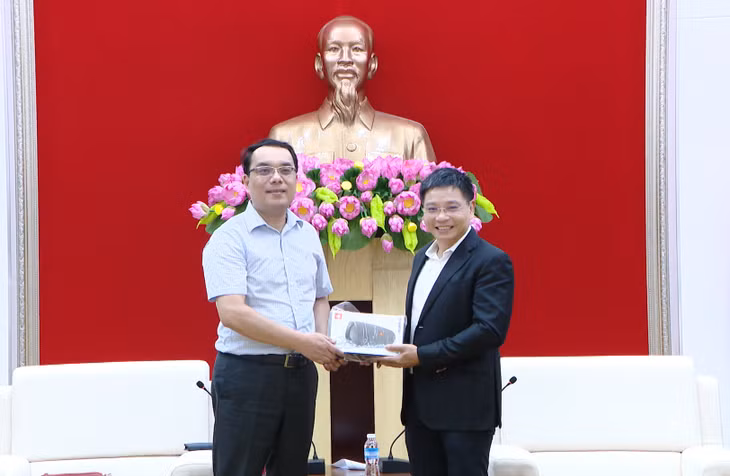 中国TCL集团代表给广宁省政府领导赠送礼物