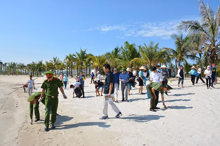 我省公安厅和下龙湾管委会与旅游船协会共青团团员在巡洲海滩上收集垃圾。
