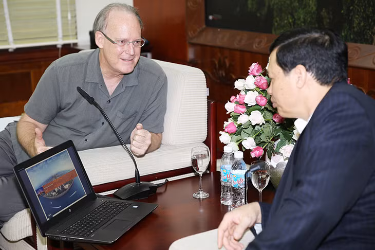 Larry Ziebarth先生向阮主席介绍HHCP规划设计公司曾经设计的一些有名建筑。