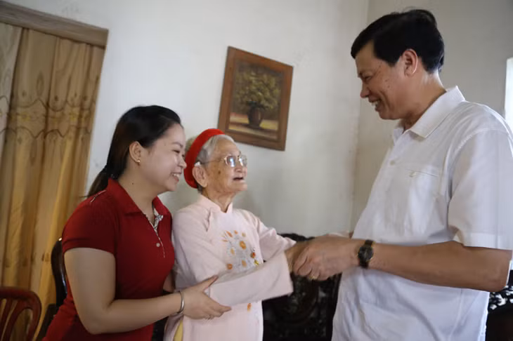 阮主席走访英雄烈士妻子范氏双女士家庭，亲切慰问并赠送礼物。
