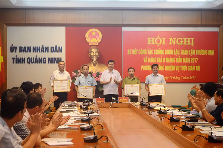 我省人民委员会主席阮德龙向在走私打击工作中成绩出色的个人颁发 国家389指导委员会的奖状。