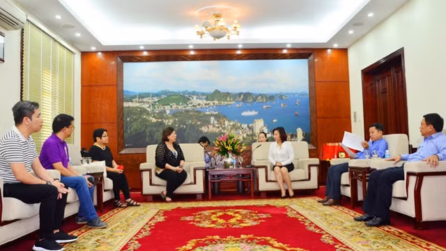 广宁省人委会副主席武氏秋水会见菲律宾旅游部代表团。（图片来源：广宁网报）