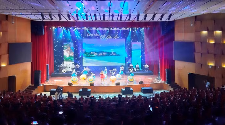 杜和安音乐家个人演唱会吸引众多下龙市市民前来欣赏。