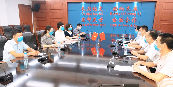 芒街市文化通讯部与中国广西东兴市文化广播电视体育旅游局于今年6月就两地旅游合作开发举行会谈。