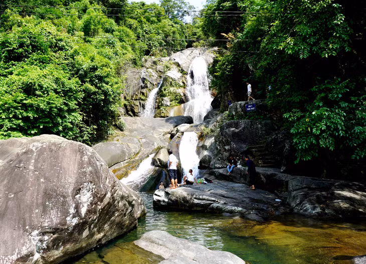 溪纹瀑布是游客前来平辽县的旅游理想目的地。
