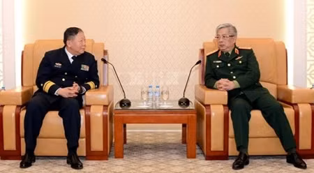 阮志咏副部长会见关友飞主任。（图片来源：越通社）