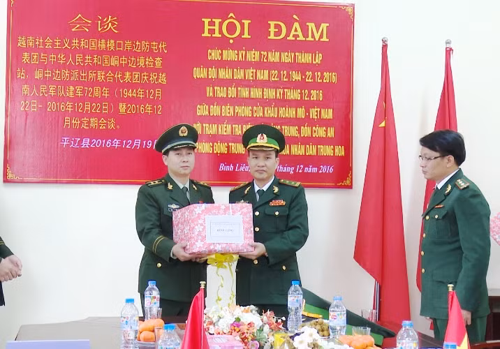 中国峒中边防公安哨卡边界检查站代表团赴越南横模口岸边防哨卡表示祝贺