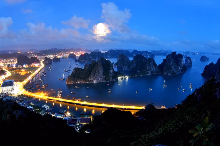 Trăng Hạ Long đêm rằm tháng tám.