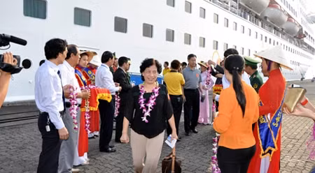 邮轮游客非常喜欢赴下龙市旅游。