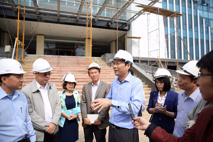 阮书记视察省4号办公大厦并提出指导意见。