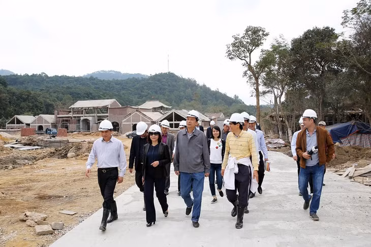 我省省委书记阮文读视察安子旅游胜地服务区和庙会举办中心区项目施工进度。