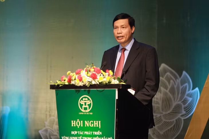 我省人民委员会阮德龙在会上发表讲话。