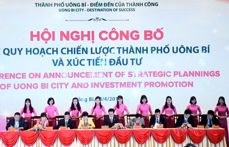 汪秘市领导和各企业代表签署投资备忘录。