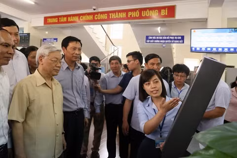 Tổng Bí thư Nguyễn Phú Trọng thăm Trung tâm hành chính công của TP Uông Bí.