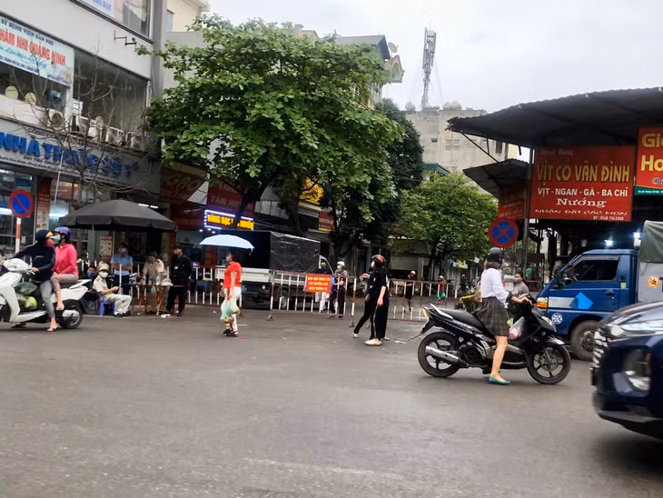 关闭下龙2号市场的一个出入口。