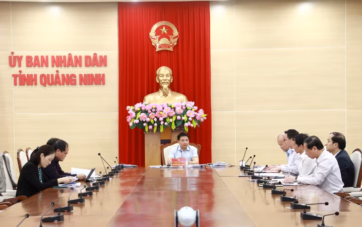 广宁省人民委员会主席阮文胜主持会议。