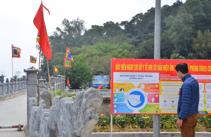 向游客宣传和提醒信息也清晰地放置在双仙祠的门前，吸引游客的注意。