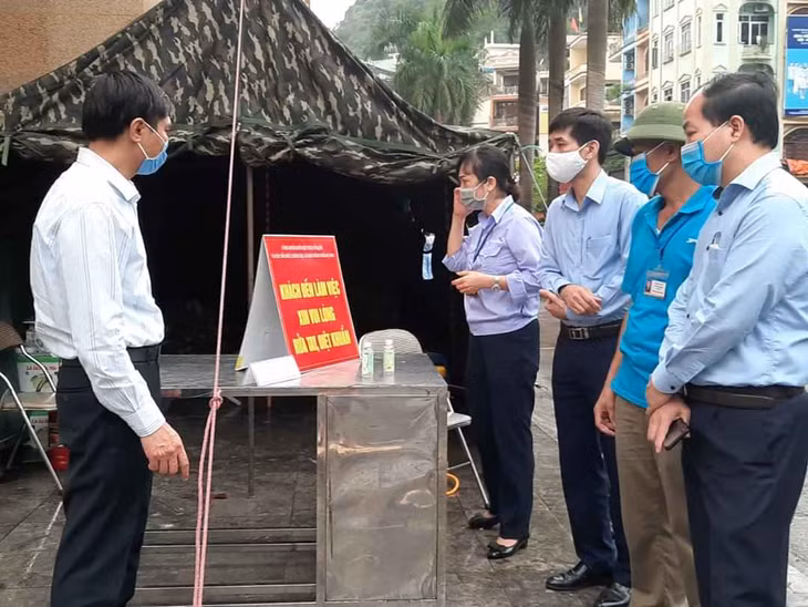 下龙市党部书记武文面视察当地各所市场。