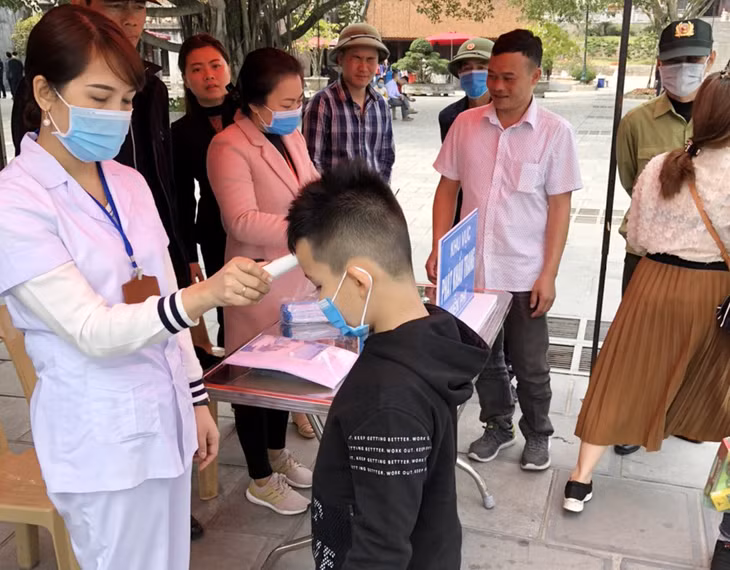 翁门祠管理委员会还配备体温测量仪，给游客量体温确保安全。