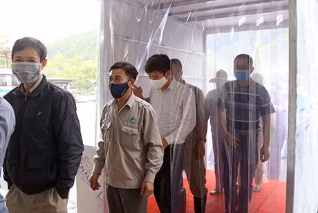 南母煤炭公司共青团员成功制造防控新冠肺炎的消毒室