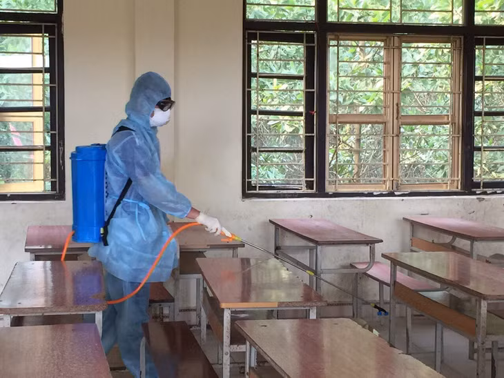 海何县对各所学校进行全面消毒。