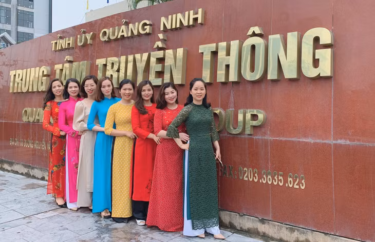 广宁省传媒中心女干部、职员 响应越南传统长袍周。