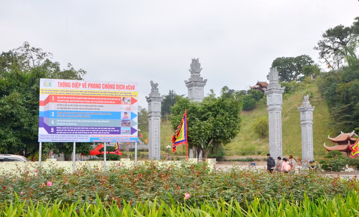 向游客宣传和提醒的信息清晰地放置在翁门祠的门前。