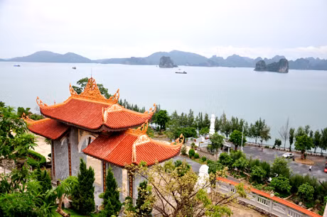 Nằm bên bờ Vịnh Bái 