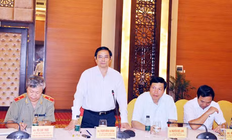 我省省委书记范明正在会上总结会议。