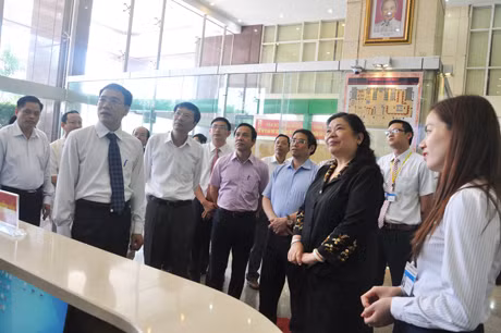 我省公共行政中心代表向从副主席一行介绍公共行政中心的行政手续处理流程。