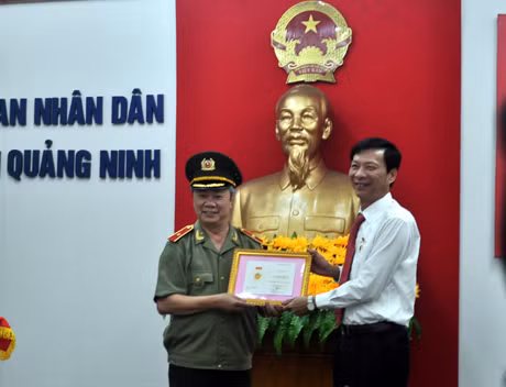 我省人民委员会主席阮文读荣获公安部的“捍卫祖国安全”纪念章