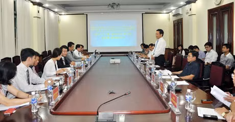 我省人民委员会副主席阮文成在会上发表讲话。
