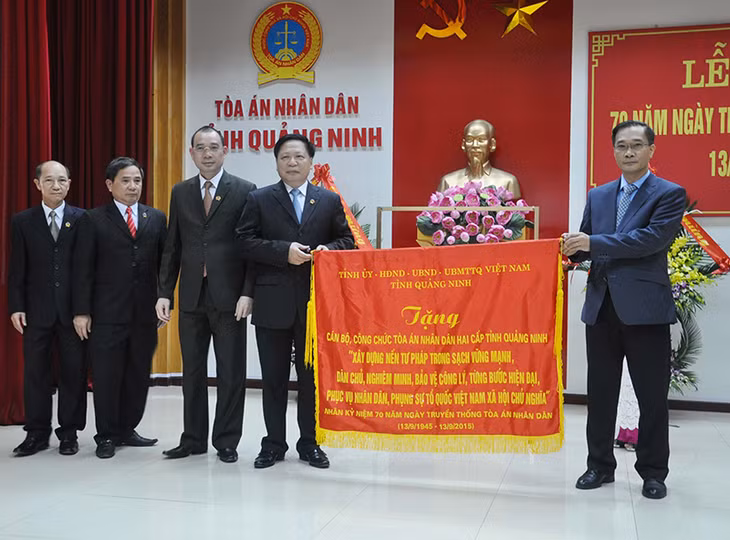 我省省委副书记武宏青向我省人民法院行业颁发我省省委、省人民议会、人民委员会的奖状。