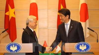 阮富仲总书记和安倍晋三首相。（图片来源：越通社）