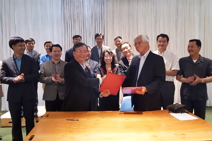 越龙投资建设股份公司与千叶大学就蔬菜高科技生产模式的科技转让签署合作协议。