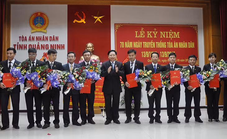 我省人民法院院长吴德向下属各单位颁发任职决定。