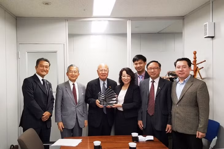 我省人民委员会副主席武氏秋水向在日本的越南经济研究院赠送纪念品。