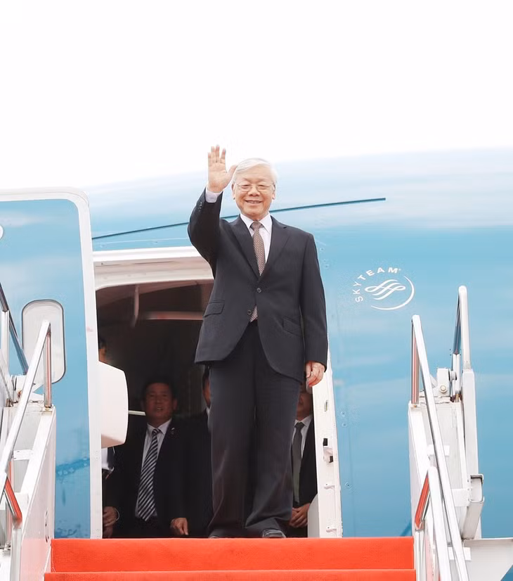 阮富仲总书记抵达苏加诺-哈达国际机场。越通社记者 智勇 摄
