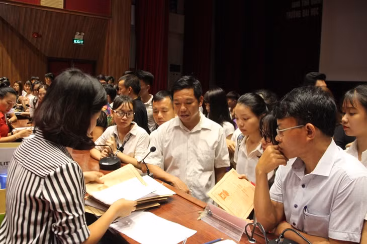 家长为孩子办理入学手续