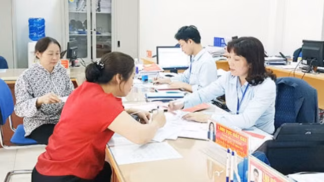 附图：广宁省努力简化行政手续，为人民及企业服务。