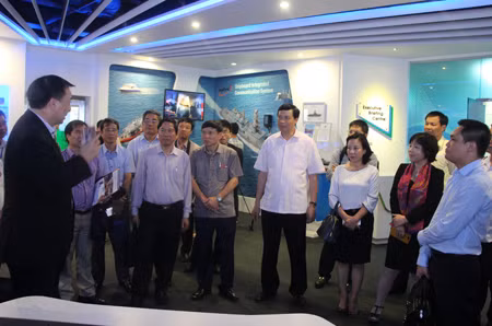 阮主席一行参观新加坡智能交通模式。