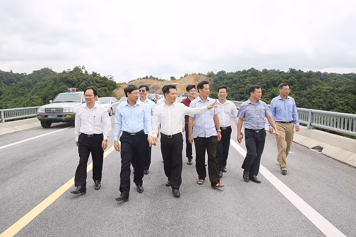 越共党中央办公厅工作代表团莅临云屯经济区探访 (图片来源:广宁报)