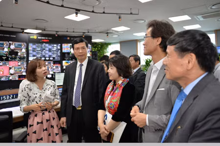 广宁省人民委员会主席阮德龙探访EBS集团。（图片来源：广宁报）