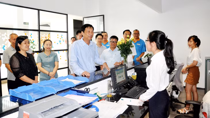 阮书记与越南天虹工业区责任有限公司员工亲切交谈，了解他们的工作、生活情况。
