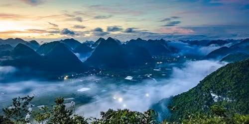 游客可站在那莱山峰上一眼望去瞻仰北山山谷在云海中的美丽风景（图片来源：vnexpress.net） 