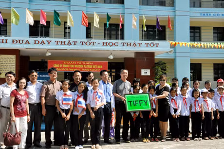 驻越南的泰国大使馆代表团访问下龙市雄胜中小学并向该校学生赠送礼物。