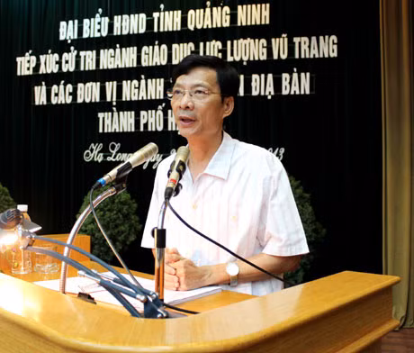 省委副书记、省人委会主席阮文读向选民通报了即将召开的省议会第9次会议内容。