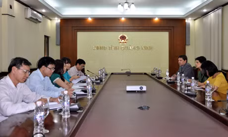 驻越南的美国大使馆经济参赞Laura Stone女士和相关厅、行业领导举行工作会议。